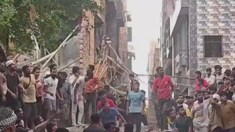 दिल्ली के सीमापुरी में पांच मंजिला इमारत ढही, कई लोगों के दबे होने की आशंका