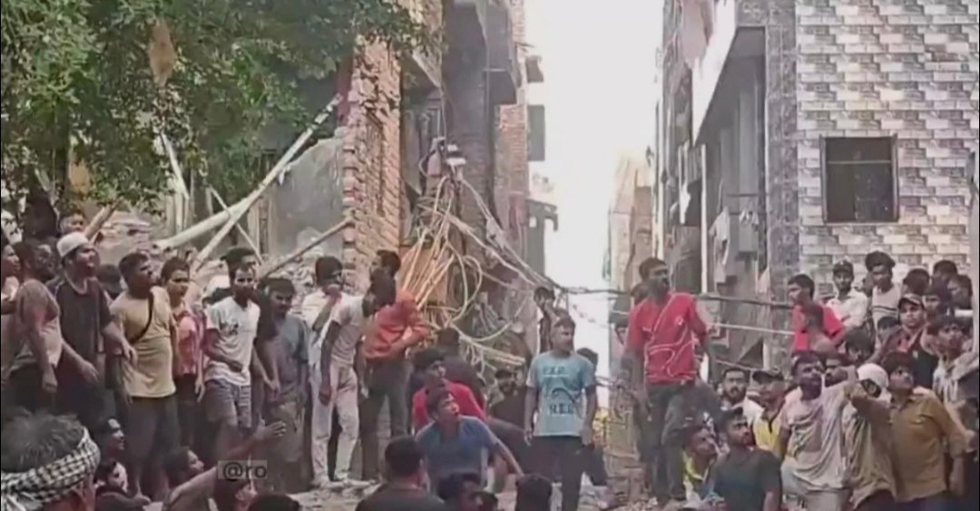 दिल्ली के सीमापुरी में पांच मंजिला इमारत ढही, कई लोगों के दबे होने की आशंका