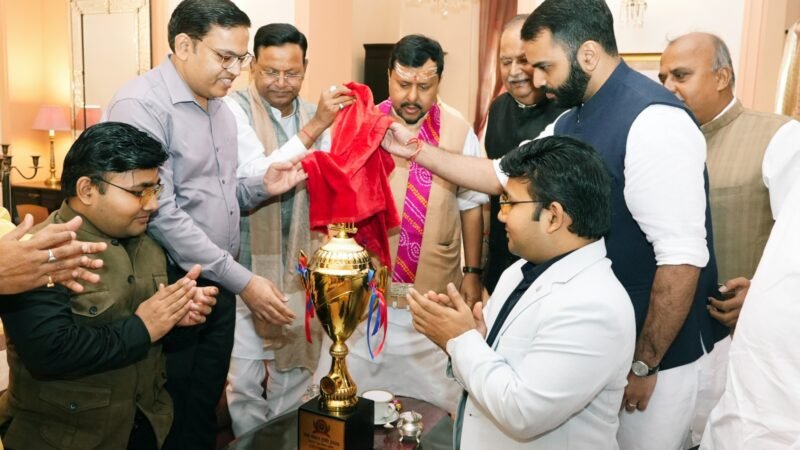 वाराणसी में राष्ट्रीय दिव्यांग क्रिकेट प्रतियोगिता की सेवा संकल्प ट्रॉफी का अनावरण