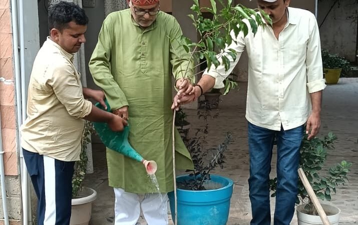 स्वच्छता अभियान के साथ पौधरोपण कर दिया स्वच्छ काशी का संदेश