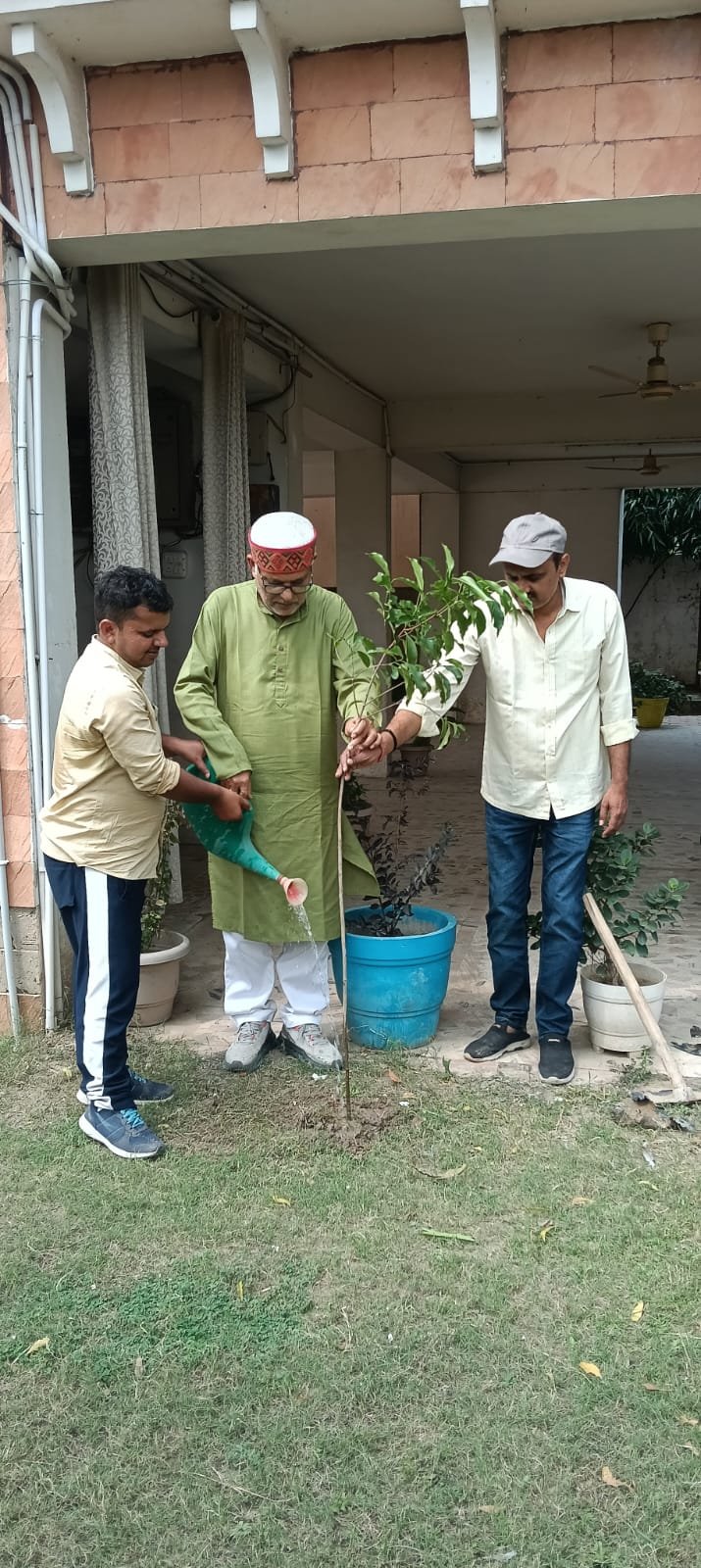 स्वच्छता अभियान के साथ पौधरोपण कर दिया स्वच्छ काशी का संदेश