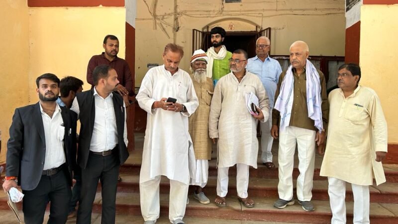 शिवपुर तालाब पर कब्जे के आरोप को लेकर डीएम कार्यालय में सौंपा ज्ञापन
