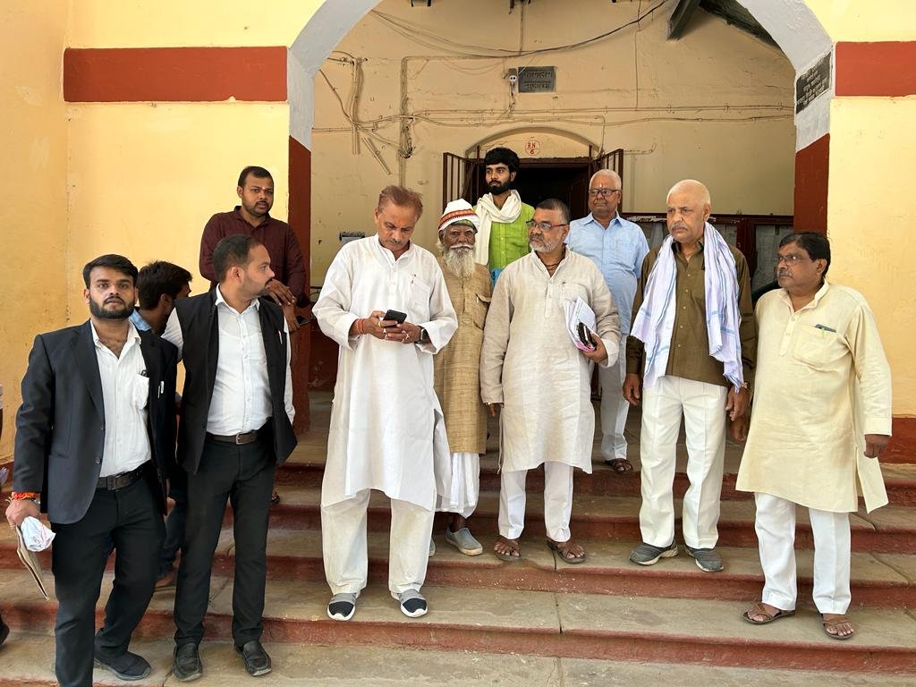 शिवपुर तालाब पर कब्जे के आरोप को लेकर डीएम कार्यालय में सौंपा ज्ञापन
