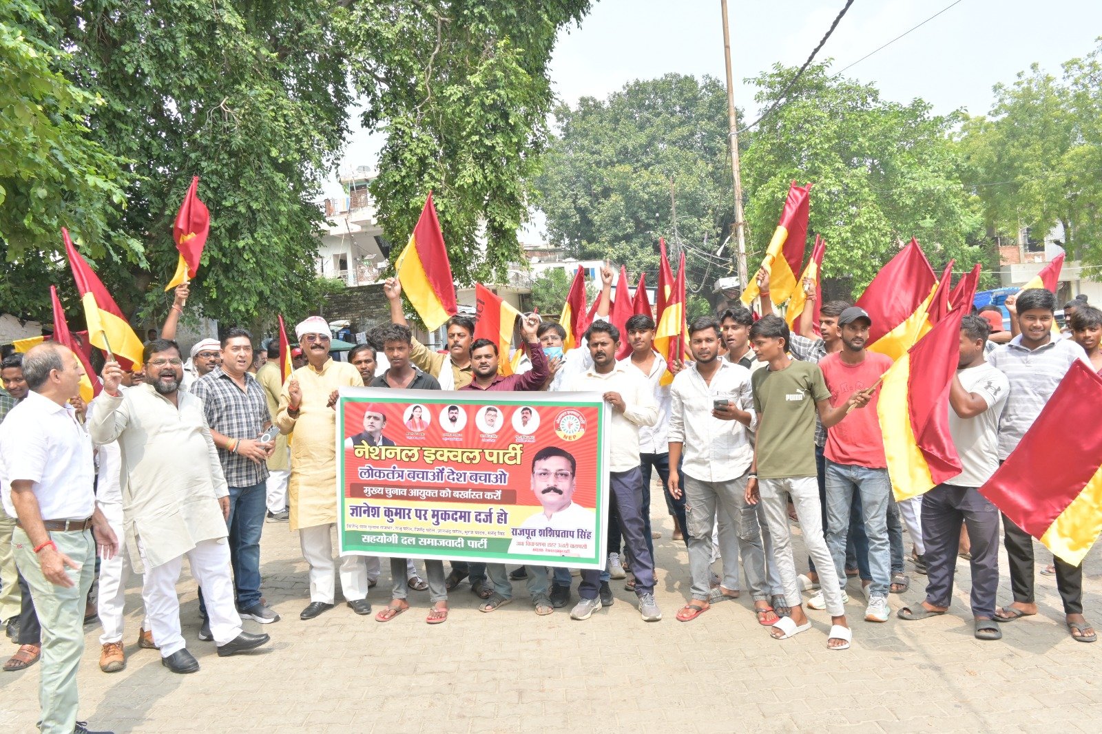 मुख्य चुनाव आयुक्त की बर्खास्तगी की मांग को लेकर राष्ट्रपति को ज्ञापन