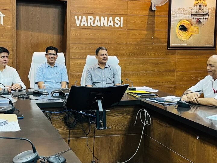 वाराणसी खंड शिक्षक-स्नातक निर्वाचन की तैयारियों की हुई समीक्षा