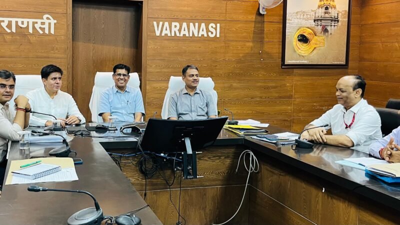वाराणसी खंड शिक्षक-स्नातक निर्वाचन की तैयारियों की हुई समीक्षा