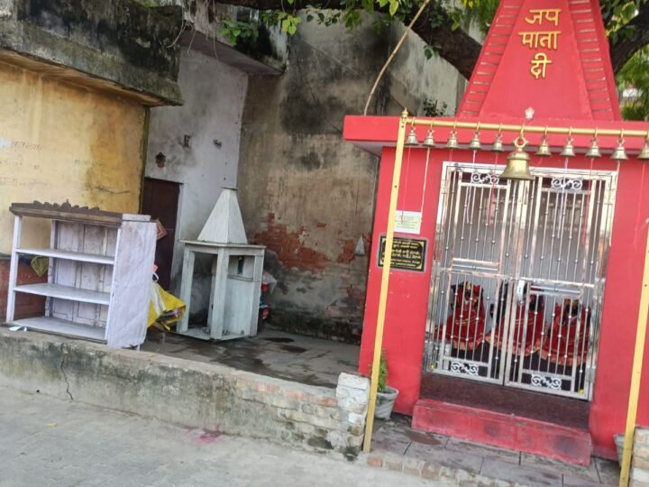 अतिक्रमण मुक्त होते ही फिर घिरने लगा पांचों पांडवा मंदिर परिसर
