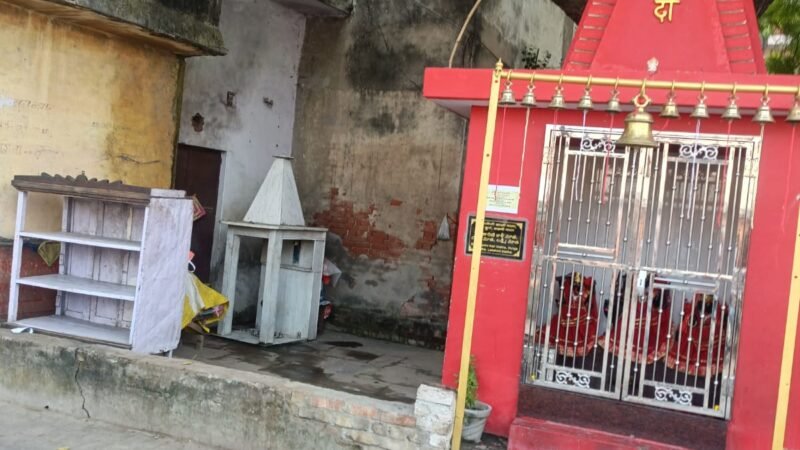 अतिक्रमण मुक्त होते ही फिर घिरने लगा पांचों पांडवा मंदिर परिसर