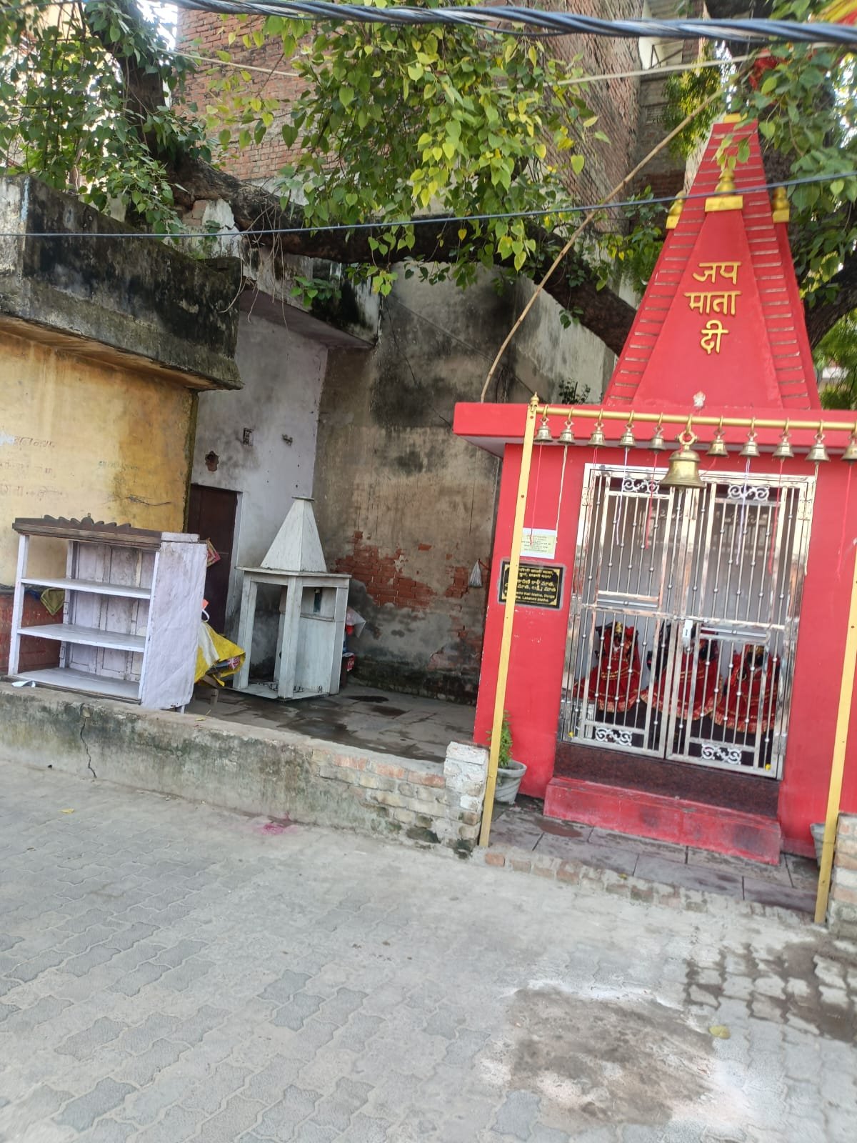 अतिक्रमण मुक्त होते ही फिर घिरने लगा पांचों पांडवा मंदिर परिसर