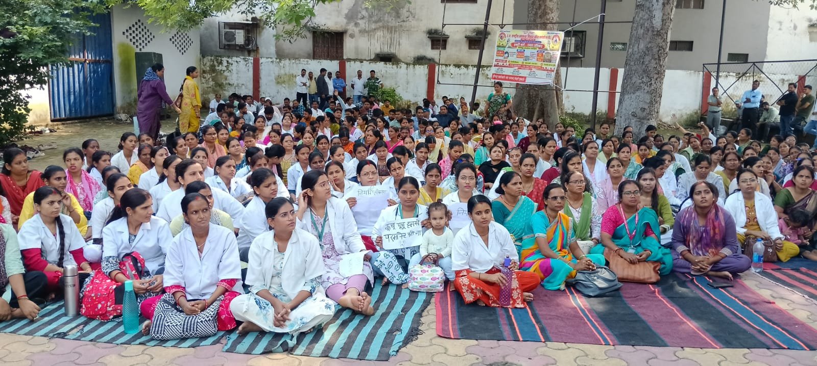 नियमितीकरण, समान वेतन और निःशुल्क उपचार की मांग को लेकर संविदा स्वास्थ्यकर्मियों का धरना