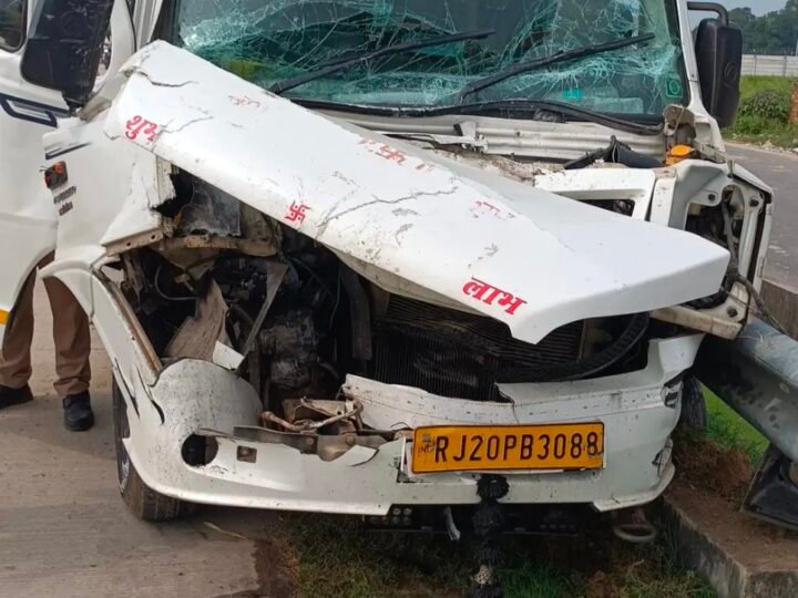 वाराणसी में डिवाइडर से टकराई राजस्थान से आ रही टूरिस्ट बस, नौ यात्री घायल