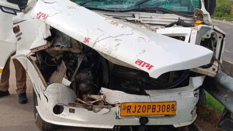 वाराणसी में डिवाइडर से टकराई राजस्थान से आ रही टूरिस्ट बस, नौ यात्री घायल