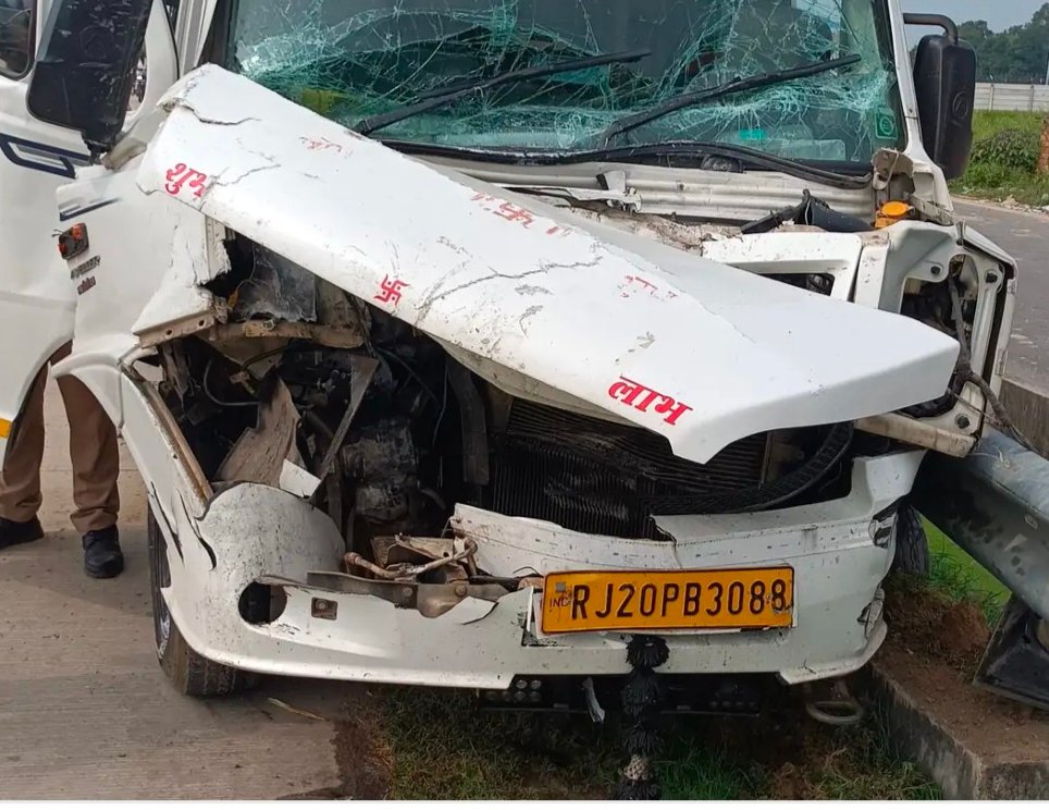 वाराणसी में डिवाइडर से टकराई राजस्थान से आ रही टूरिस्ट बस, नौ यात्री घायल