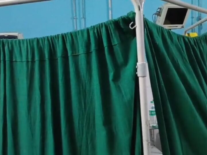 भदोही : सगी बेटी का हाथ-पैर बांधकर कमरे में छोड़ने की चर्चा