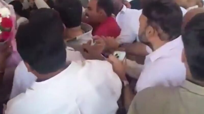 लखनऊ कांग्रेस कार्यालय में हंगामा, अजय राय धरने पर बैठे