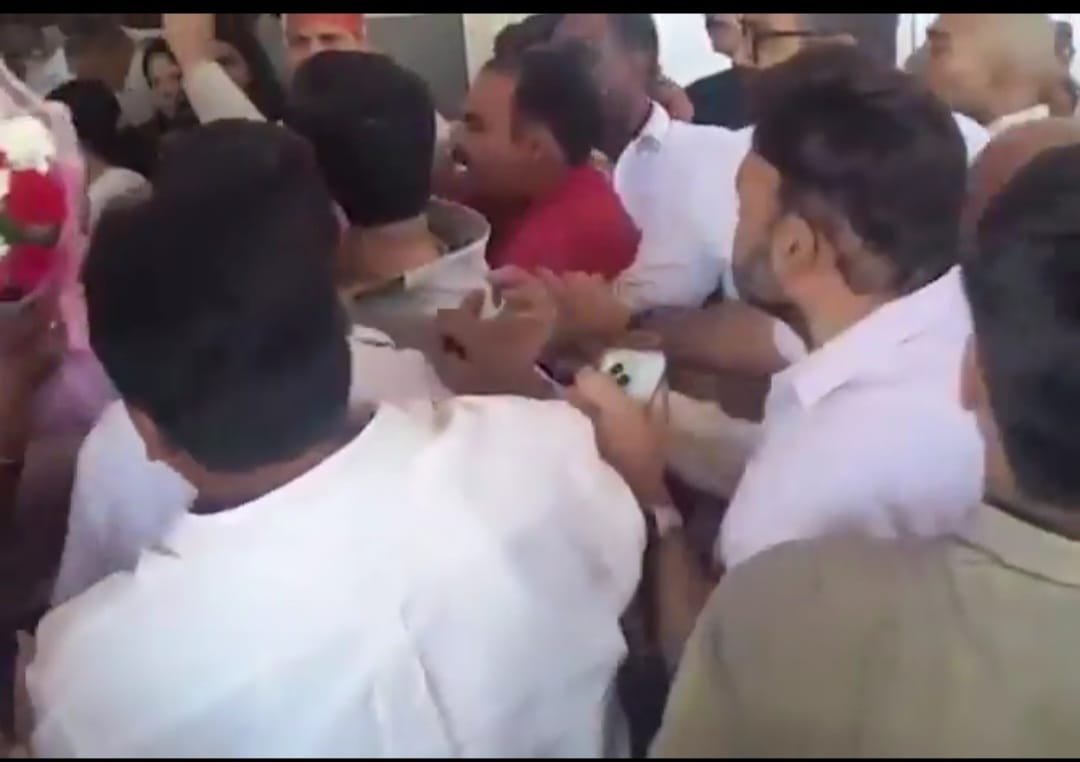 लखनऊ कांग्रेस कार्यालय में हंगामा, अजय राय धरने पर बैठे