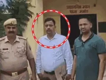 एसटीएफ दरोगा पर रिश्वत में गाय, भैंस और जर्मन शेफर्ड मांगने का आरोप, एफआईआर दर्ज
