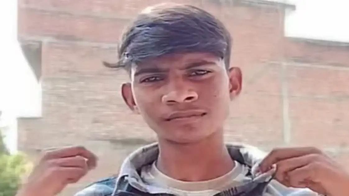 फुलवरिया में अज्ञात वाहन की टक्कर से किशोर की मौत, दो दोस्त घायल