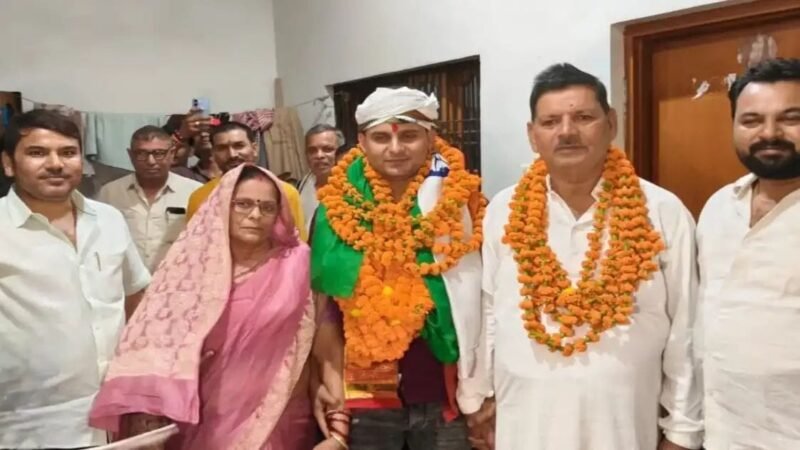 सीआरपीएफ में सहायक कमांडेंट बनने पर योगेश सिंह का गांव में ढोल-नगाड़ों के साथ भव्य स्वागत