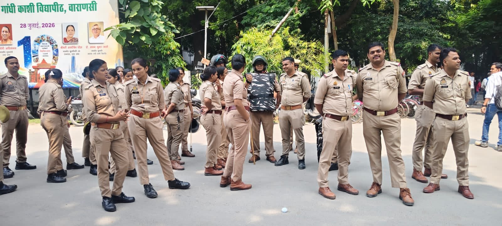 दिल्ली प्रदर्शन के समर्थन में काशी विद्यापीठ में छात्रों का विरोध, परिसर में भारी पुलिस बल तैनात