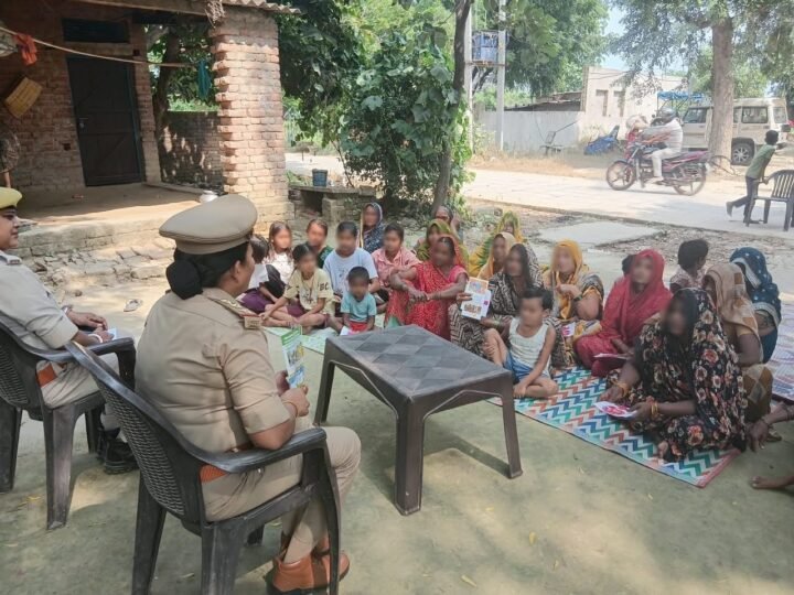 जन चौपाल लगाकर महिलाओं और बालिकाओं को किया जागरूक