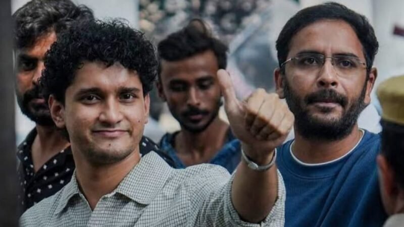 दिल्ली : बैरिकेड्स फांदकर जंतर-मंतर पहुंचे कार्यकर्ता