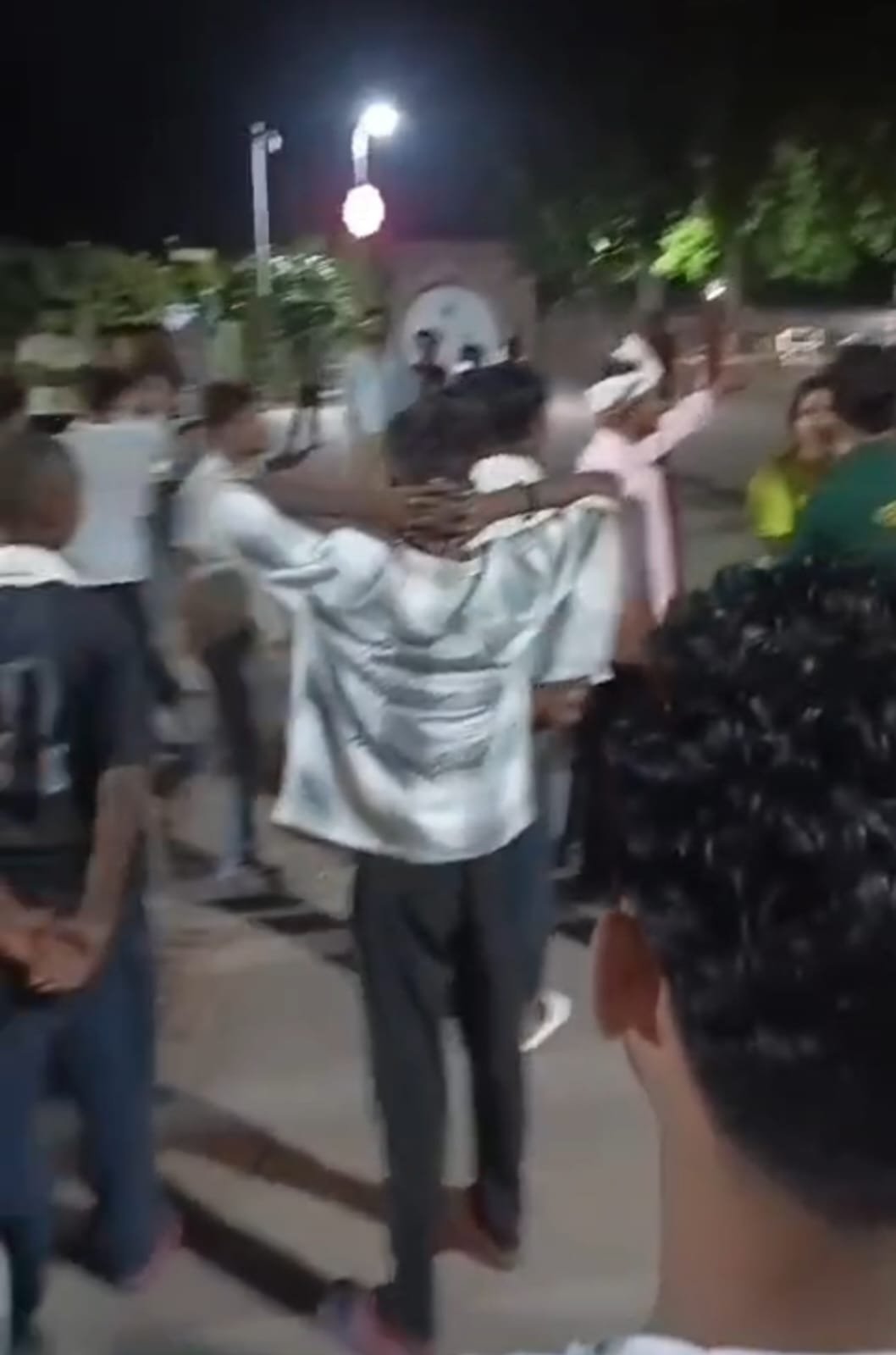 सारनाथ में रील बनाने के चक्कर में भिड़ीं दो युवतियां