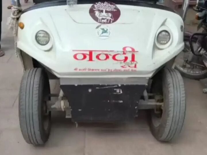 काशी विश्वनाथ मंदिर में नंदी रथ की टक्कर से महिला और बच्चियों के घायल होने का आरोप