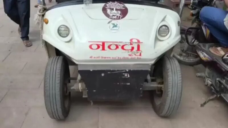 काशी विश्वनाथ मंदिर में नंदी रथ की टक्कर से महिला और बच्चियों के घायल होने का आरोप