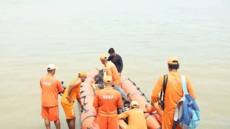 बिहार के वैशाली में गंगा नदी में नाव पलटी, 13 लोगों की मौत