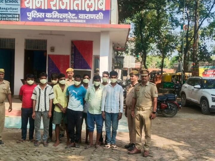 राजातालाब में जुआ खेलते नौ गिरफ्तार
