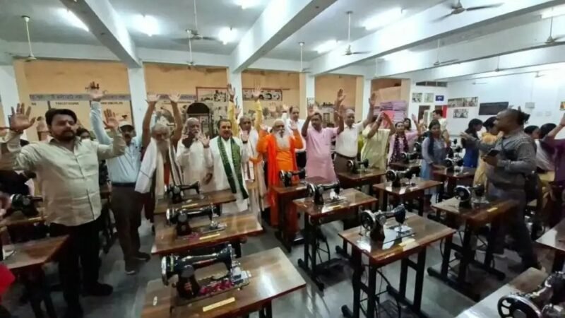 काशी अन्नपूर्णा ट्रस्ट ने छात्राओं को बांटी सिलाई मशीनें और लैपटॉप