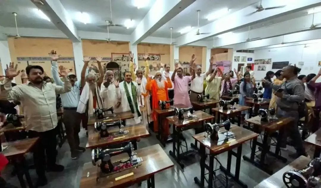 काशी अन्नपूर्णा ट्रस्ट ने छात्राओं को बांटी सिलाई मशीनें और लैपटॉप