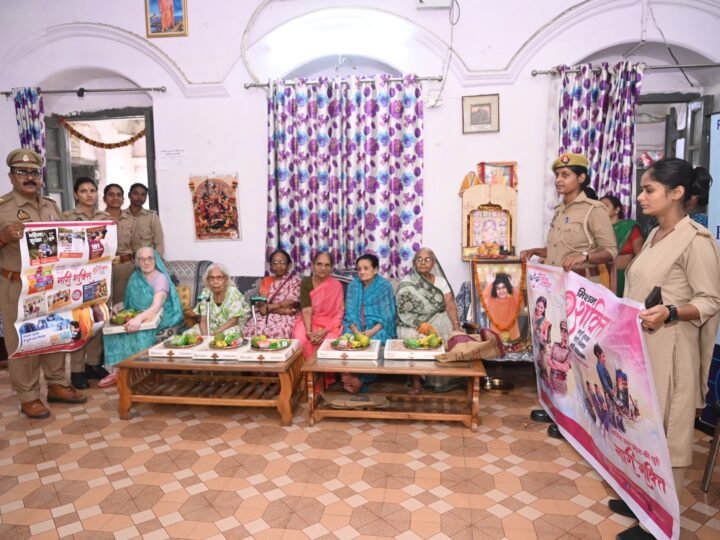 मिशन शक्ति अभियान के तहत वृद्धाश्रम में दीपावली की खुशियां बांटने पहुंची वाराणसी पुलिस
