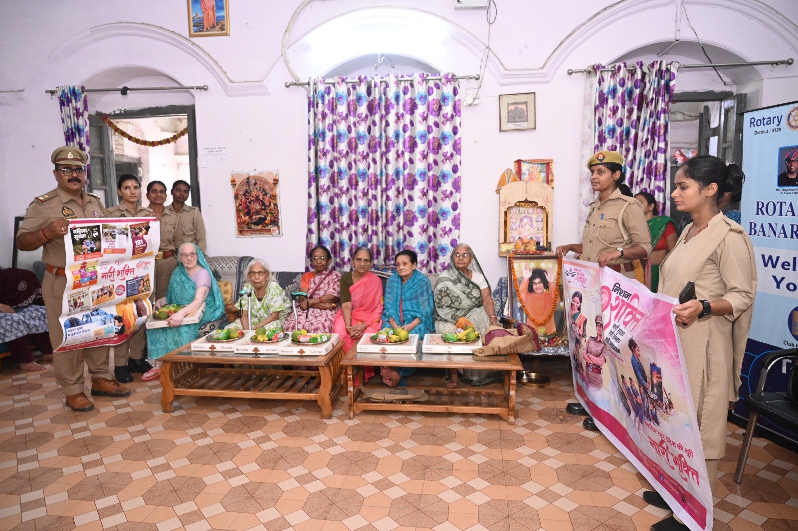 मिशन शक्ति अभियान के तहत वृद्धाश्रम में दीपावली की खुशियां बांटने पहुंची वाराणसी पुलिस