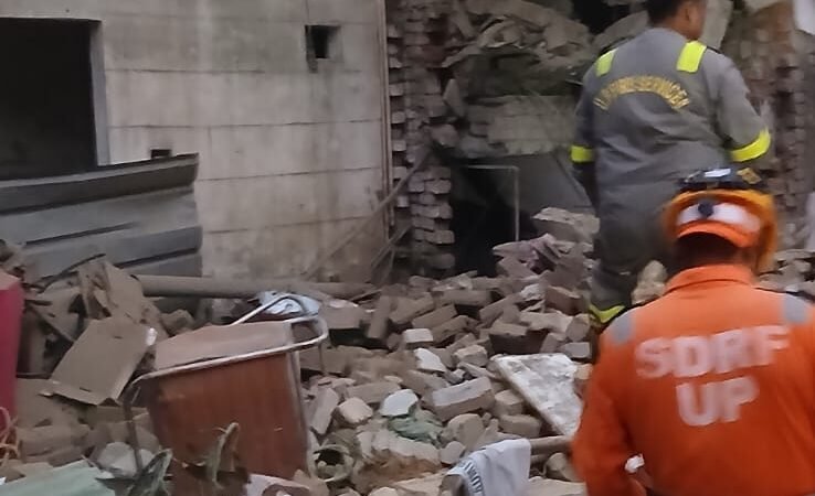 सारनाथ में विस्फोट के बाद भरभराकर गिरा दो मंजिला मकान, लगी आग