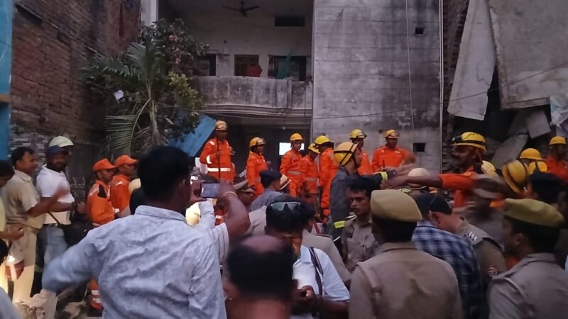 सारनाथ में विस्फोट के बाद भरभराकर गिरा दो मंजिला मकान, लगी आग