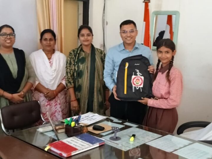 सोनभद्र में ‘लेडी सिंघम’ बनीं कक्षा 7 की छात्रा पूजा, संभाली एएसपी की कुर्सी, फरियादियों की सुनीं समस्याएं