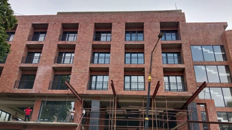 निर्माणाधीन होटल गिराने पहुंची  टीम उच्च न्यायालय के स्थगन आदेश पर लौटी