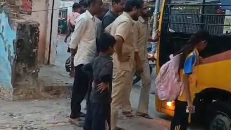 सीवर का पटिया तोड़ नाले में धंसा स्कूली बस का पहिया, टली बड़ी दुर्घटना