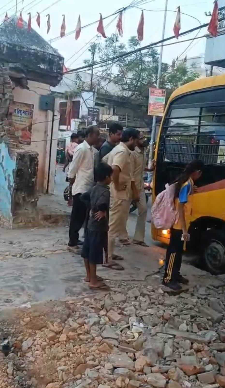 सीवर का पटिया तोड़ नाले में धंसा स्कूली बस का पहिया, टली बड़ी दुर्घटना