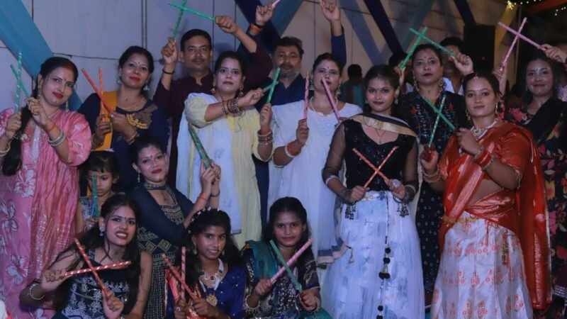 वाराणसी में धूमधाम से मनाया गया ‘नवरात्रि शुभारंभ डांडिया महोत्सव 7.0’, डांडिया की धुन पर झूमे लोग