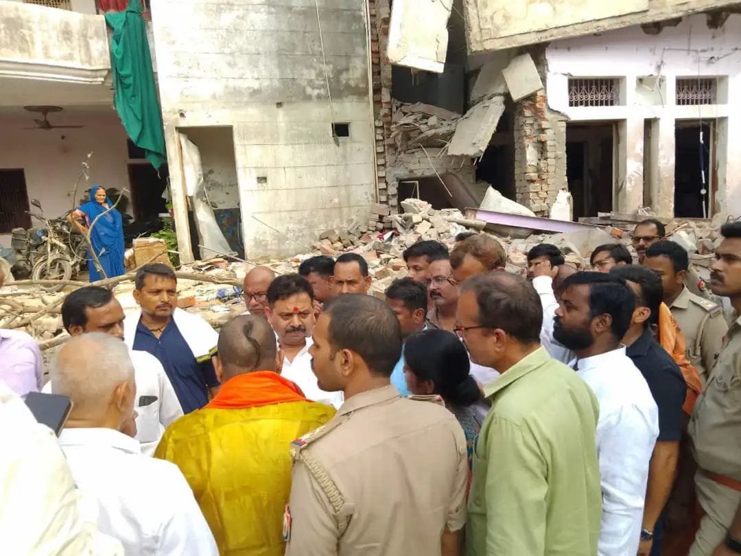 पैगंबरपुर पटाखा विस्फोट स्थल पर पहुंचे मंत्री रविंद्र जायसवाल