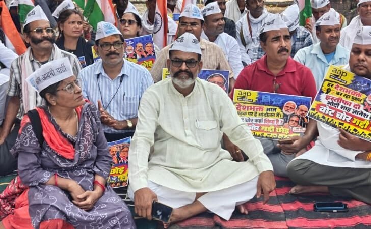 एसआईआर के विरोध में आप का प्रदर्शन, मुख्य चुनाव आयुक्त से इस्तीफे की मांग