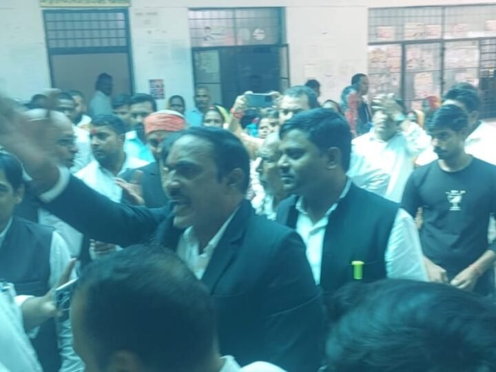 राजातालाब तहसील में अधिवक्ता और एसडीएम के बीच विवाद, धमकी देने का आरोप