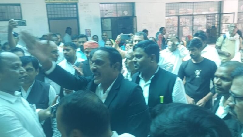 राजातालाब तहसील में अधिवक्ता और एसडीएम के बीच विवाद, धमकी देने का आरोप