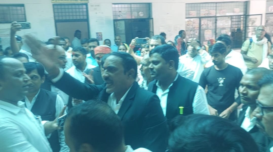 राजातालाब तहसील में अधिवक्ता और एसडीएम के बीच विवाद, धमकी देने का आरोप