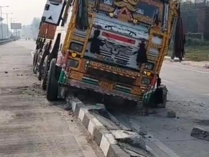 बाबतपुर एयरपोर्ट मोड़ पर ट्रक ने 50 फीट रेलिंग तोड़ी