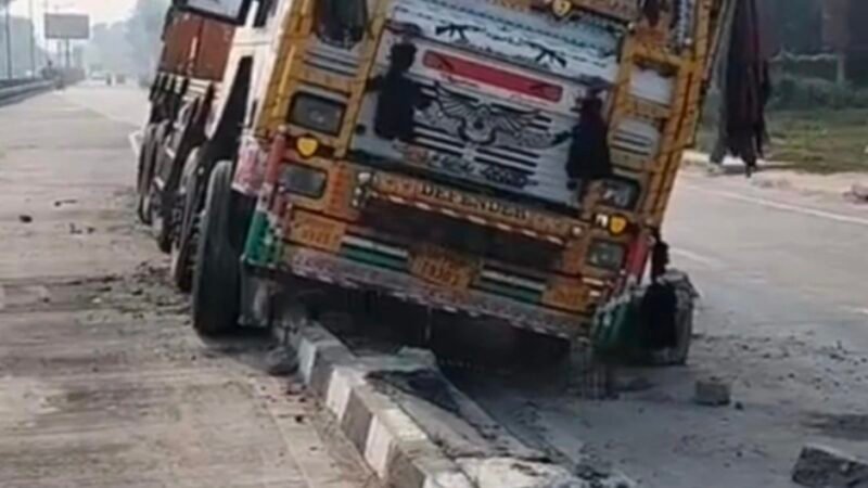 बाबतपुर एयरपोर्ट मोड़ पर ट्रक ने 50 फीट रेलिंग तोड़ी