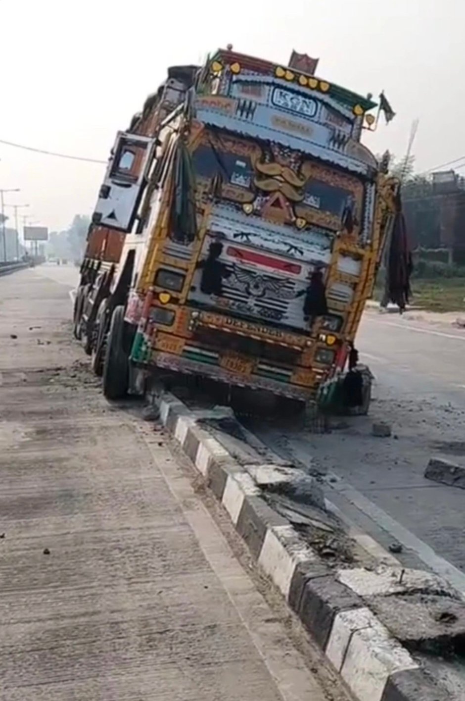 बाबतपुर एयरपोर्ट मोड़ पर ट्रक ने 50 फीट रेलिंग तोड़ी